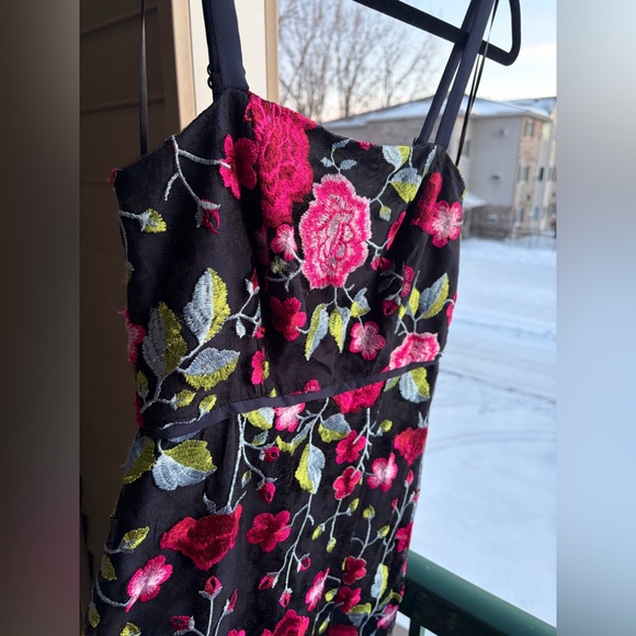 🆕✨Sam Edelman Peony Embroidered Navy Midi Dress Sheer Floral Overlay&Slit Size 4 - Picture 9 of 17